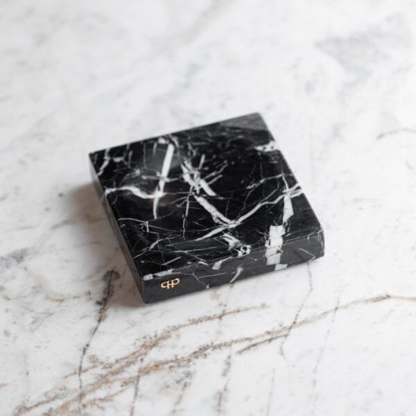 Petit Carré Nero Marquina