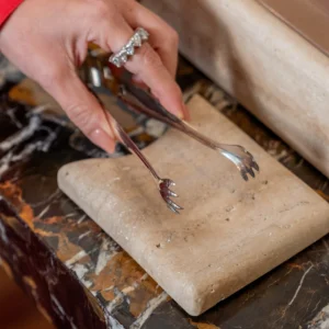 Apoio para Talheres Bespoke Petit Travertino Romano Bruto