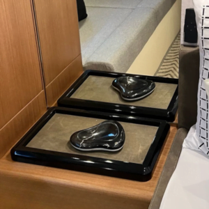 Adorno Le Iris Mármore Nero Marquina com Carrara
